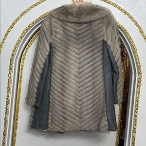 Vntge Mink Fur Coat – Horizontal Chevron Let-Out Construction Silvery Taupe. S/M